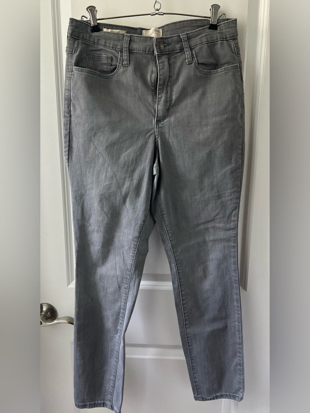 Universal Thread Straight-Leg Stretch Jeans in Gray